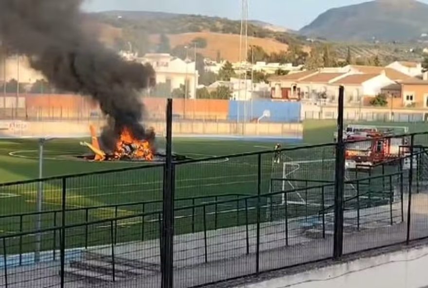 Caso aconteceu em um campo de futebol em Cabra, na Espanha, após um pane na aeronave. (Foto: Reprodução)