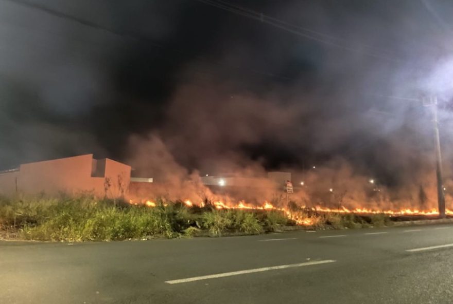 bmw-incendiario3A-suspeito-provoca-fogo-em-lote-vago-e-foge-em-1-minuto-araguari