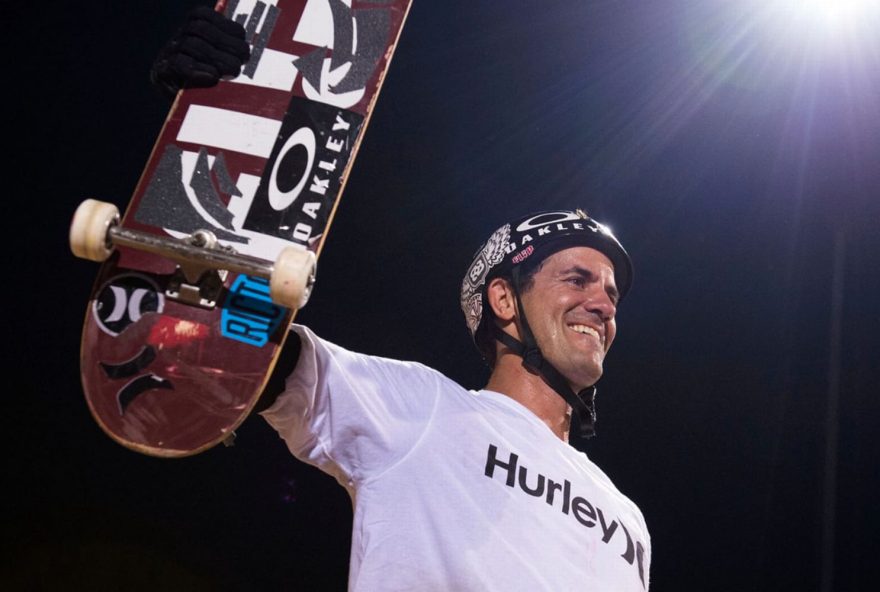 bob-burnquist-celebra-una-de-sus-medallas-de-oro