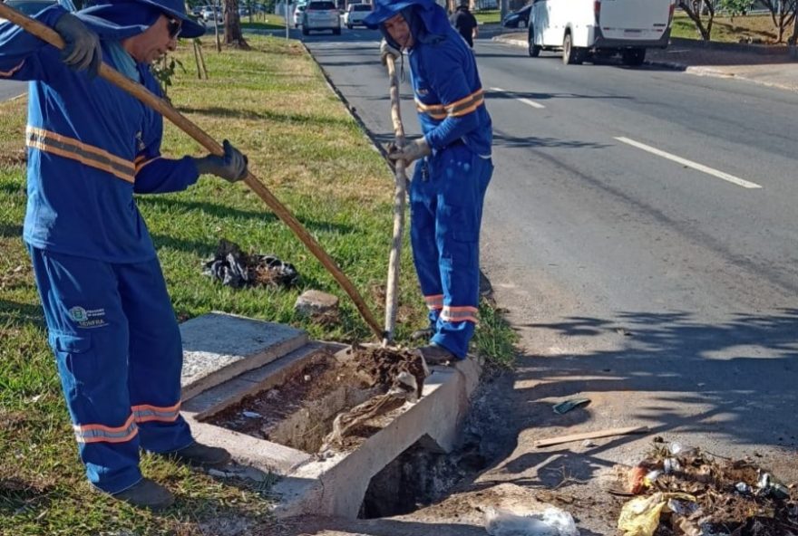 Média de meia tonelada de lixo é retirada das bocas de lobo mensalmente em Goiânia; trabalho é realizado pela Secretaria Municipal de Infraestrutura Urbana