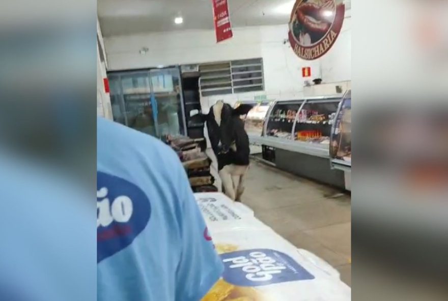 boi-invade-supermercado-em-mg3A-correria-no-acougue-e-diversao-na-cidade
