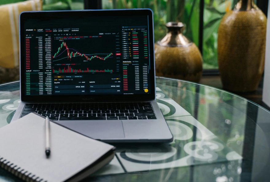 bolsa-sofre-queda-de-42C3125-em-dia-tenso-e-reverte-inicio-positivo-de-mes