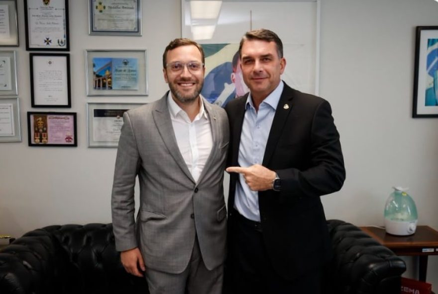 bolsonarismo-raiz-se-manifesta-favoravelmente-a-flavio-bolsonaro-no-parana