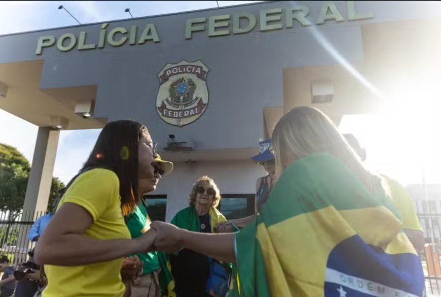bolsonaristas-se-reunem-em-brasilia-para-roda-de-oracao-pela-liberdade-de-bolsonaro bolsonaristas-se-reunem-em-brasilia-para-roda-de-oracao-pela-liberdade-de-bolsonaro