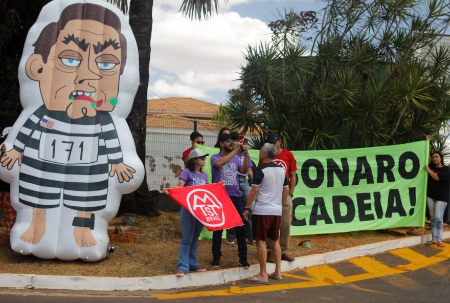 bolsonaro-acompanha-julgamento-de-casa-e-condominio-tem-oracao2C-briga-e-pixuleco