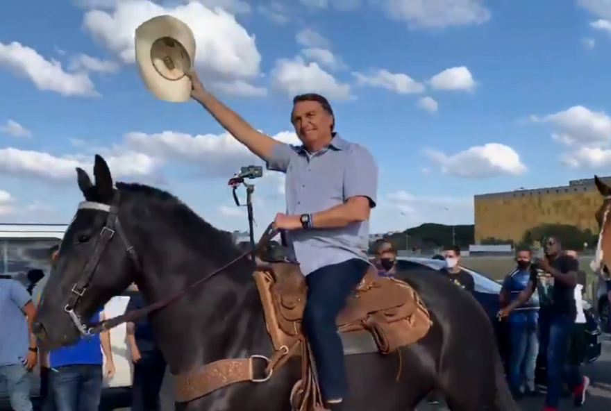 bolsonaro-chegando-a-cavalo-1024x585