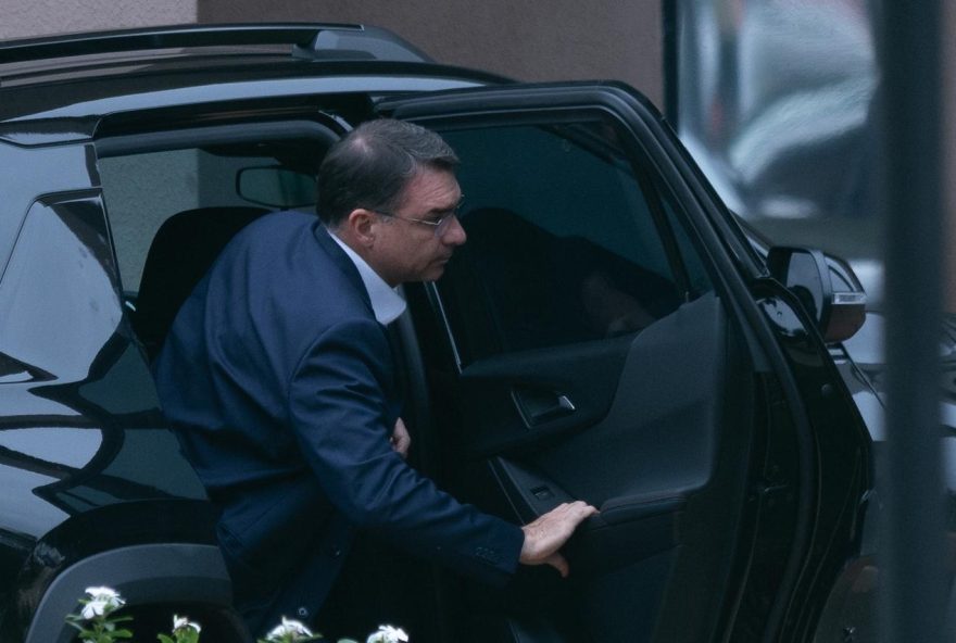 bolsonaro-demonstra-resiliencia-diante-da-situacao-na-pf2C-diz-senador