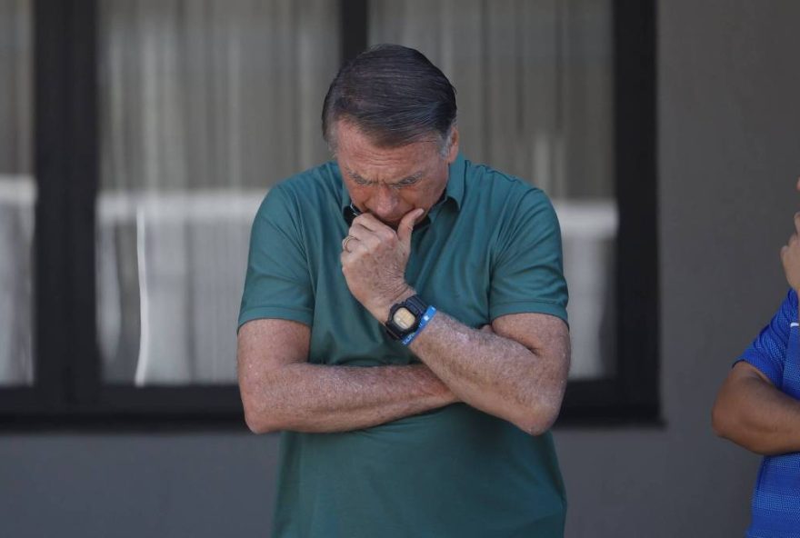bolsonaro-e-flagrado-na-garagem-de-casa-em-meio-a-dia-decisivo-no-stf