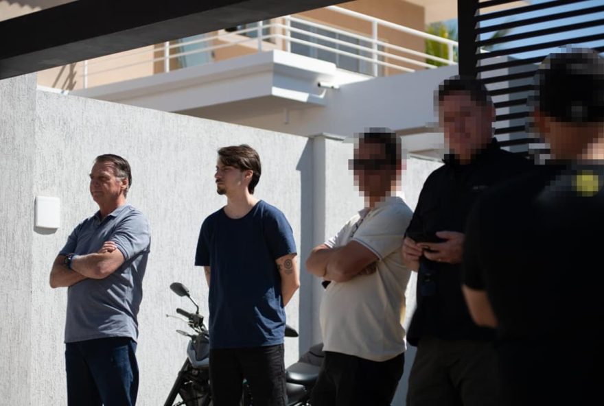 bolsonaro-e-jair-renan-sao-vistos-no-jardim-de-casa-sob-vigilancia-policial