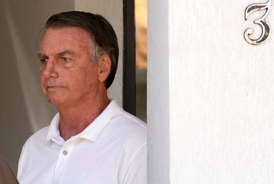 bolsonaro-e-levado-ao-hospital-apos-queda-da-cama-na-prisao bolsonaro-e-levado-ao-hospital-apos-queda-da-cama-na-prisao