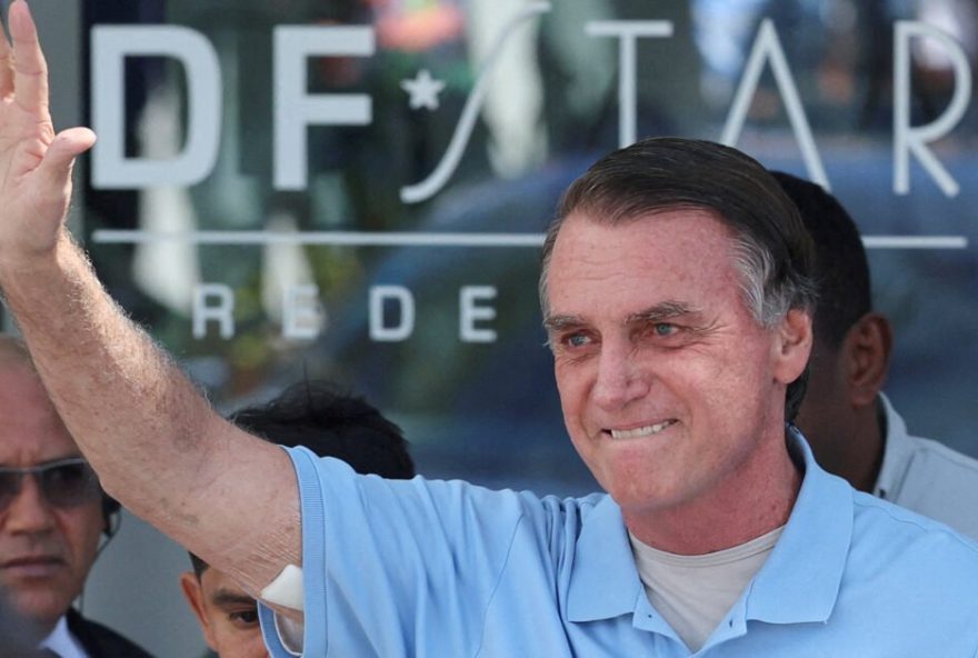 bolsonaro-e-levado-para-hospital-apos-sofrer-calafrios-e-vomitos2C-diz-flavio bolsonaro-e-levado-para-hospital-apos-sofrer-calafrios-e-vomitos2C-diz-flavio