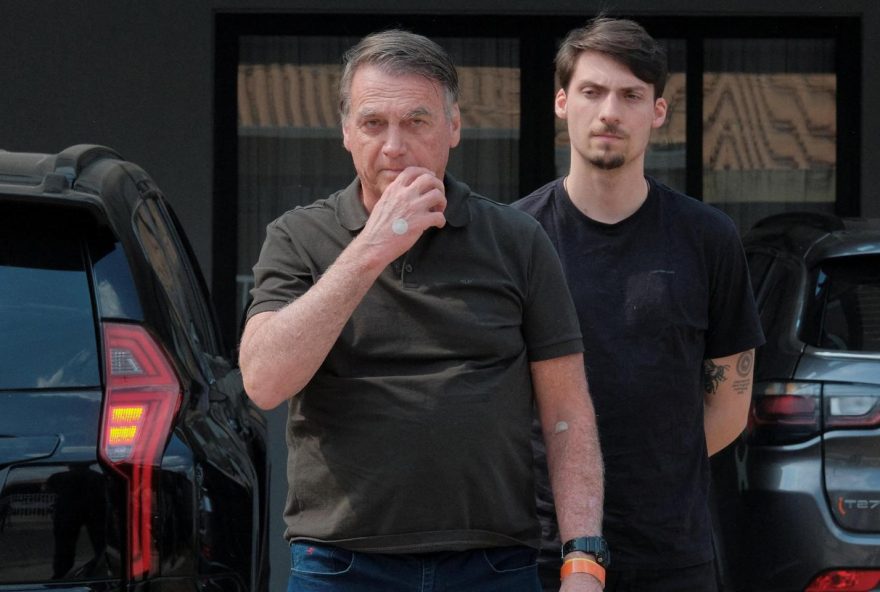 bolsonaro-e-trasladado-de-emergencia-de-sua-cela-para-um-hospital-em-brasilia-apos-crise-de-solucos-e-vomitos