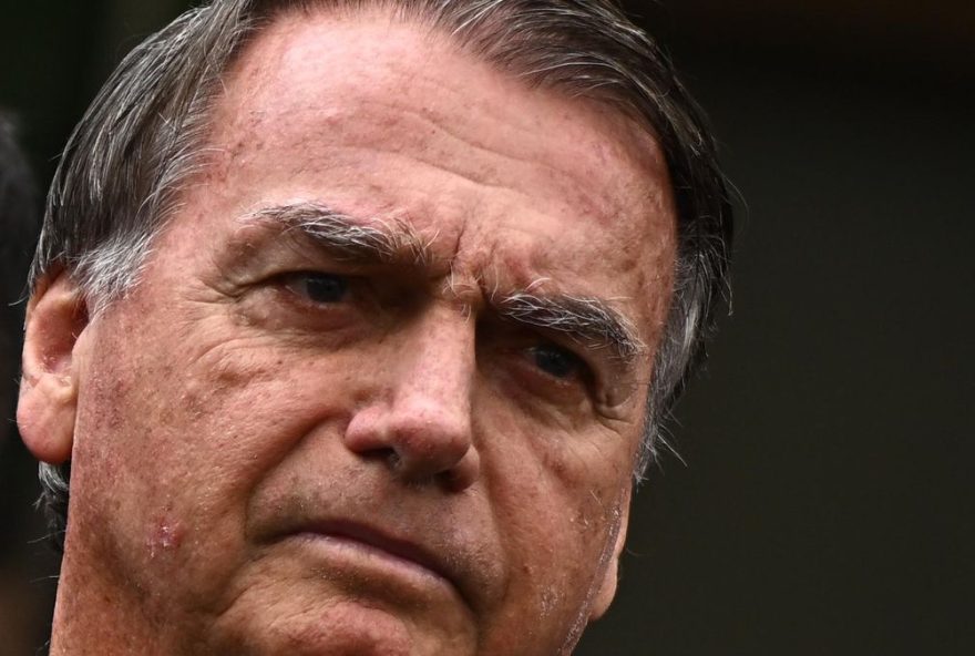 El expresidente de Brasil Jair Bolsonaro fue captado el pasado 14 de septiembre a su salida del hospital DF Star, tras someterse a un procedimiento médico, en Brasilia (Brasil). EFE/Andre Borges