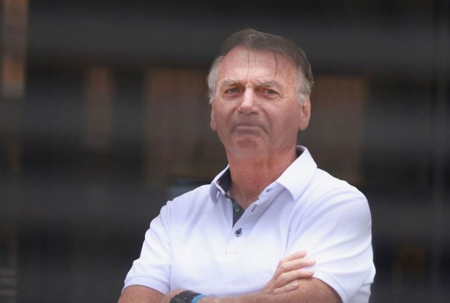 Der ehemalige brasilianische Präsident Jair Bolsonaro steht am Eingang seines Hauses, in dem er unter Hausarrest steht. (zu dpa: «Bolsonaro erklärt Eingriff an Fußfessel mit Halluzinationen»)