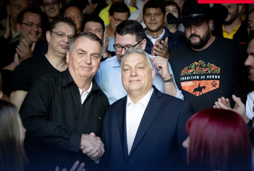 Viktor Orbán e Bolsonaro na posse de Milei em dezembro de 2023