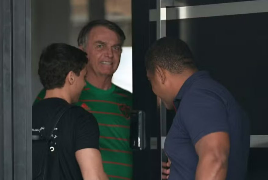 bolsonaro-recebe-deputados-e-articula-palanques-nos-estados-dentro-da-papudinha bolsonaro-recebe-deputados-e-articula-palanques-nos-estados-dentro-da-papudinha