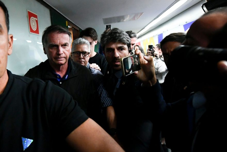 bolsonaro-recorre-a-pesquisa-polemica-apos-tarifaco-de-trump