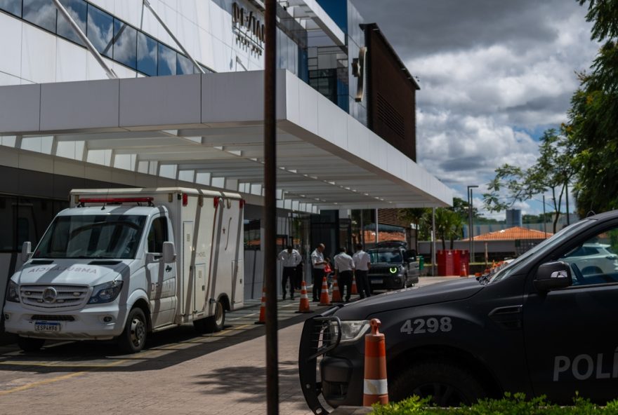 bolsonaro-se-afasta-temporariamente-de-sua-reclusao-para-cirurgia-de-natal bolsonaro-se-afasta-temporariamente-de-sua-reclusao-para-cirurgia-de-natal