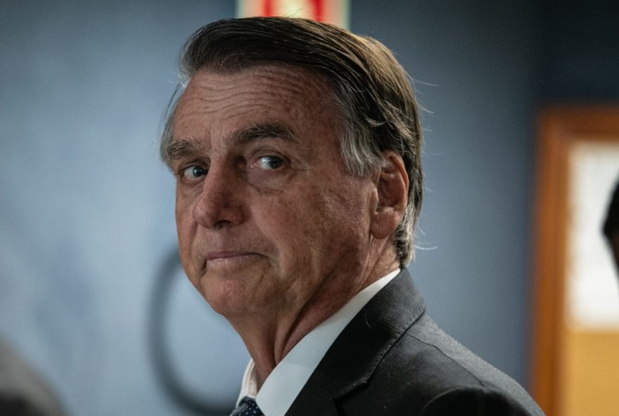 bolsonaro-se-defende2C-mas-nao-corresponde-aos-fatos