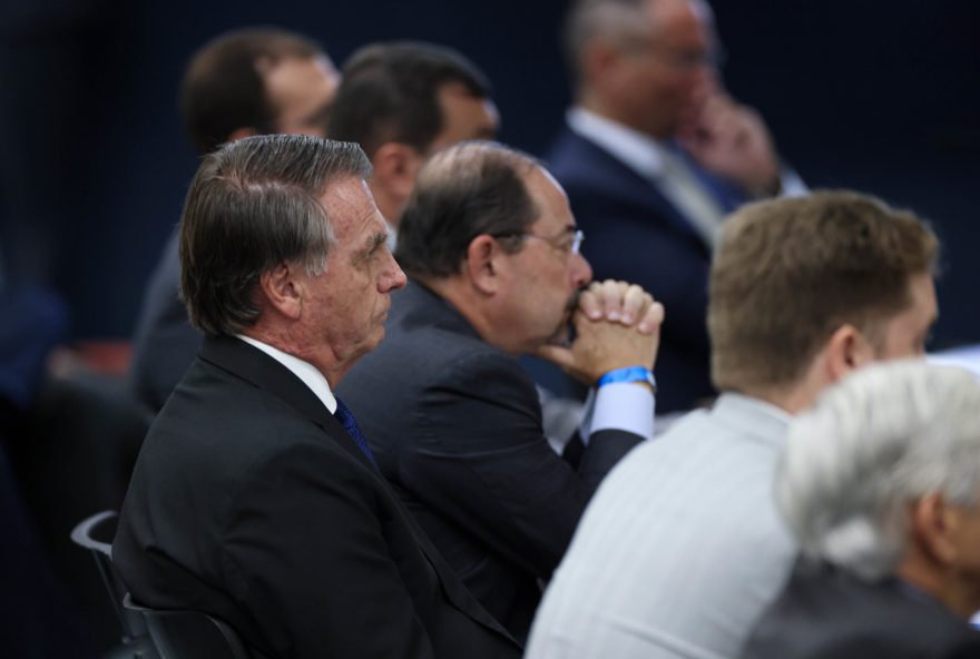 bolsonaro-solicita-assistencia-religiosa-de-padre-apos-autorizacao-de-pastores-por-moraes bolsonaro-solicita-assistencia-religiosa-de-padre-apos-autorizacao-de-pastores-por-moraes