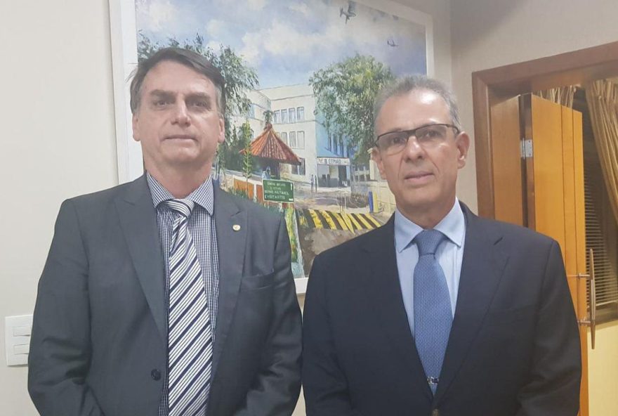 Bolsonaro e o almirante Bento. / Foto: Reprodução / Twitter / Bolsonaro.