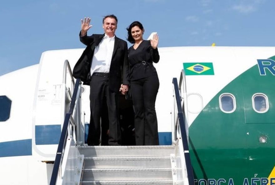 Mulher de Bolsonaro da carona para parentes em jatinho da FAB