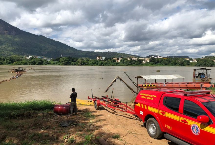 bombeiros-buscam-por-operador-desaparecido-no-rio-doce-em-governador-valadares