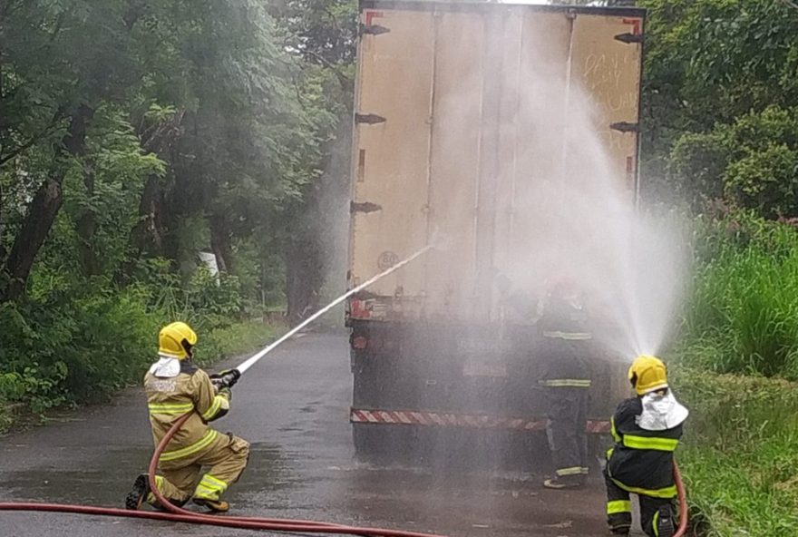 bombeiros-combatem-incendio-em-carreta-com-8-toneladas-de-papel-higienico