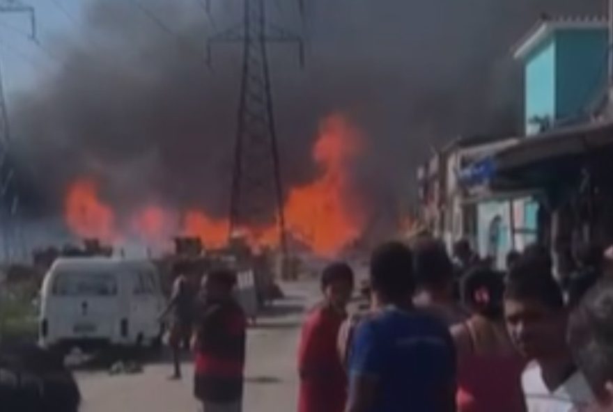 bombeiros-combatem-incendio-em-iraja2C-rio3A-grandes-proporcoes-e-interrupcao-de-energia