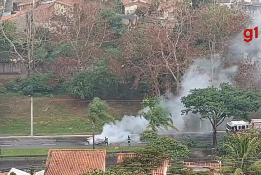 bombeiros-controlam-incendio-em-carro-no-bairro-jardim-aparecida2C-sao-jose-dos-campos2C-sp3A-acao-rapida-e-eficaz-para-garantir-a-seguranca-da-populacao bombeiros-controlam-incendio-em-carro-no-bairro-jardim-aparecida2C-sao-jose-dos-campos2C-sp3A-acao-rapida-e-eficaz-para-garantir-a-seguranca-da-populacao