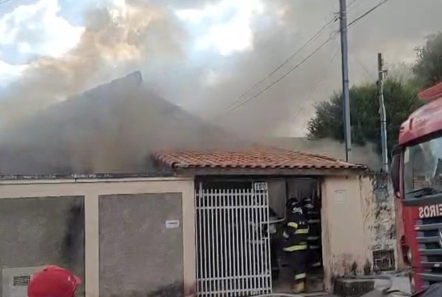 bombeiros-controlam-incendio-em-casa-abandonada-em-itapetininga3A-saiba-mais