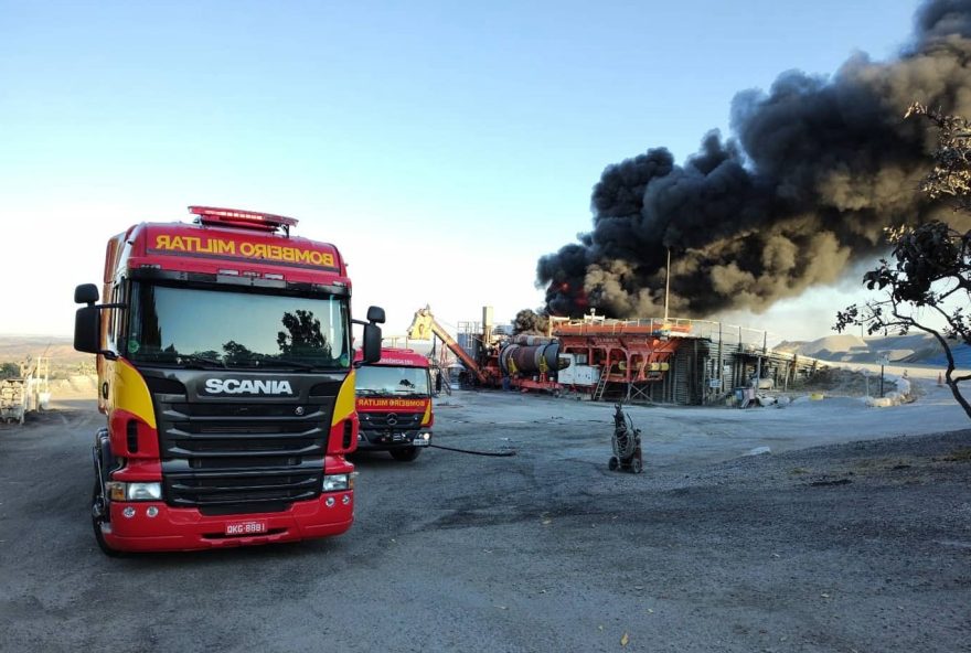 bombeiros-controlam-incendio-em-industria-na-br-5-em-pires-belo