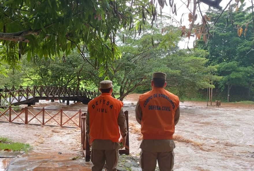 Bombeiros observam cheia do Rio Vermelho, na Cidade de Goiás