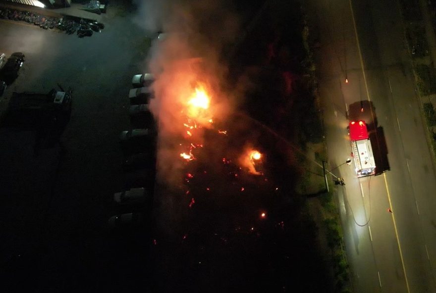 bombeiros-lutam-para-controlar-incendio-em-vegetacao-no-bairro-palmeiras2C-bh