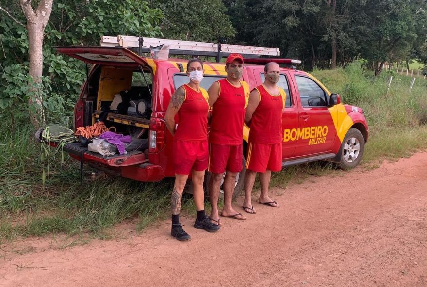 Imagem de bombeiros que resgataram corpo da criança. (Foto: Divulgação/Corpo de Bombeiros)