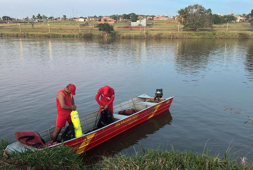 Bombeiros realizam buscas no lago do Setor Lago Azul, em Goianira, onde um homem de 38 anos se afogou ao tentar atravessar a nado