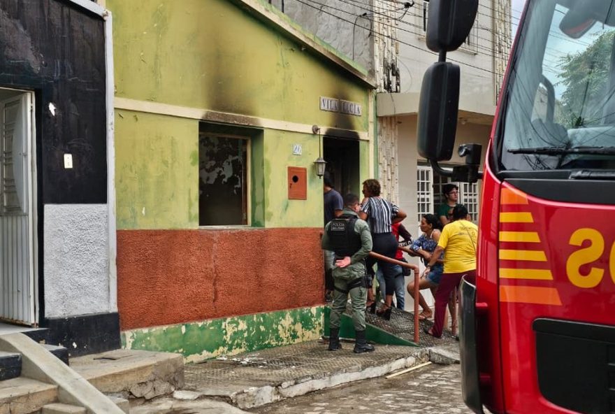 bombeiros-resgatam-homem-desacordado-em-incendio-em-caruaru3A-atualizacoes-e-acoes-das-autoridades