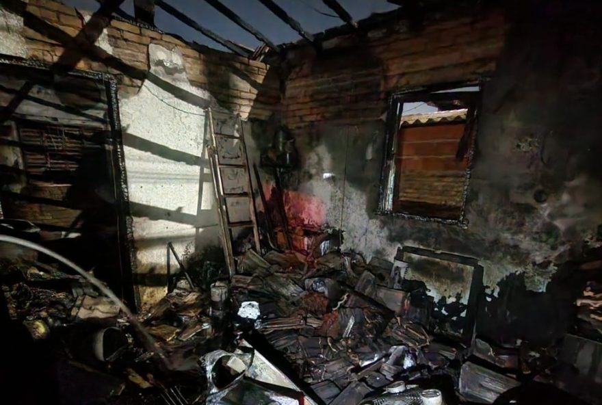 bombeiros-resgatam-idoso-de-61-anos-em-incendio-em-sao-jose-dos-campos3A-casa-destruida2C-mas-vitima-salva