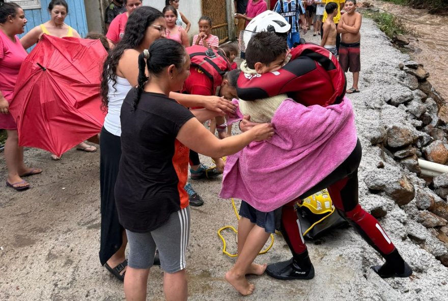 bombeiros-resgatam-menino-ilhado-em-arroio-em-bento-goncalves2C-rs3A-confira-o-emocionante-video-do-salvamento