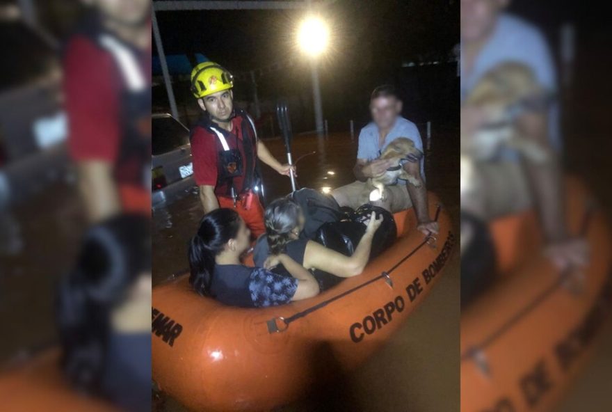 bombeiros-resgatam-moradores-ilhados-em-alagamento-de-goiania