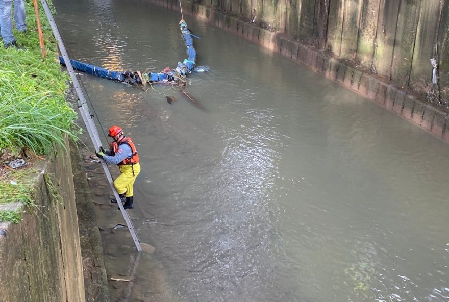 bombeiros-retomam-buscas-por-casal-desaparecido-em-enxurrada-na-zona-sul-de-sp3A-video-mostra-carro-sendo-levado bombeiros-retomam-buscas-por-casal-desaparecido-em-enxurrada-na-zona-sul-de-sp3A-video-mostra-carro-sendo-levado
