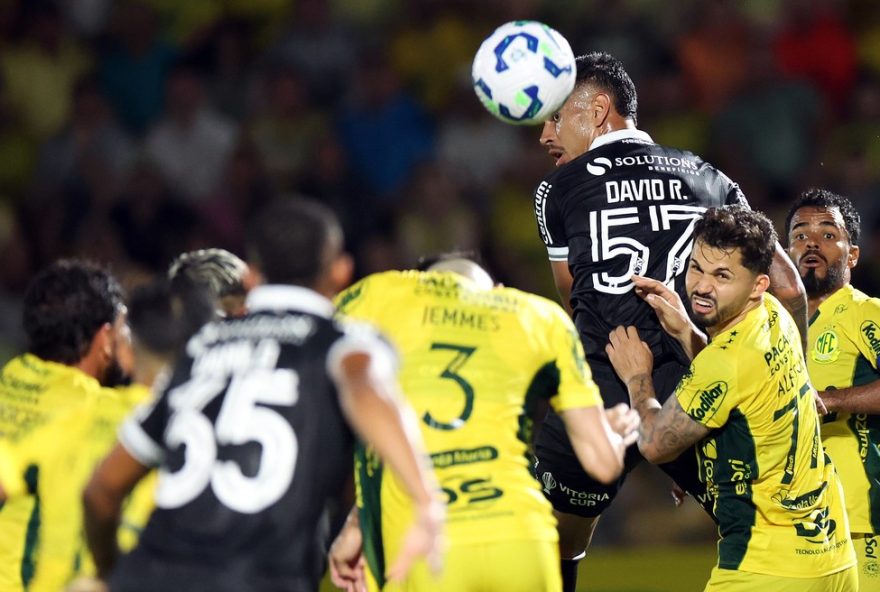 botafogo-adota-estrategia-de-laterais-longos-contra-mirassol3A-tendencia-na-premier-league-explicada