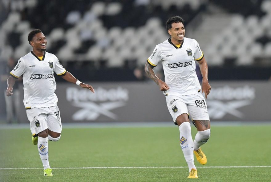 - --NENHUM-- - 22/01/2025 - CARIOCA 2025, BOTAFOGO X VOLTA REDONDA - Gabriel Bahia jogador do Volta Redonda comemora seu gol durante partida contra o Botafogo no estadio --nenhum-- pelo campeonato Carioca 2025. Foto: Thiago Ribeiro/AGIF