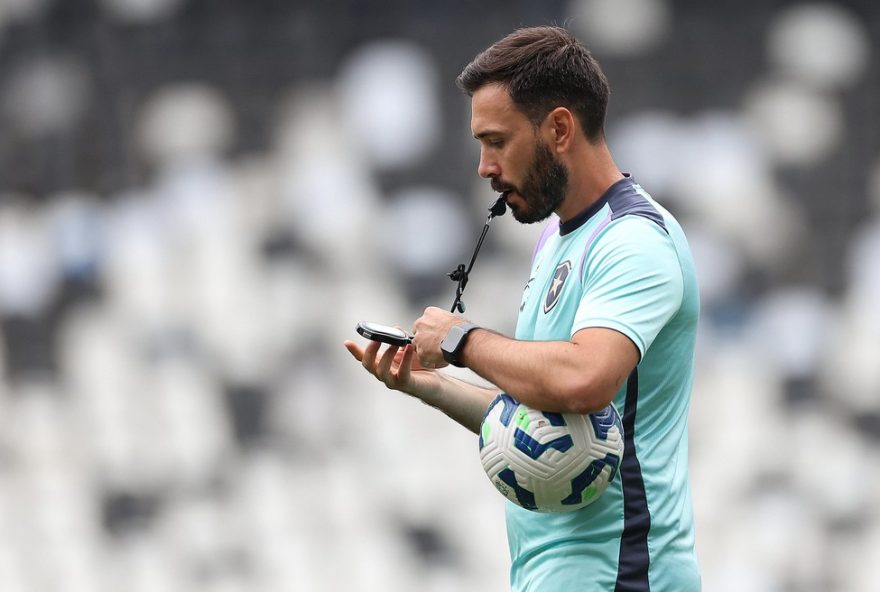botafogo-com-forca-maxima-em-classico-contra-o-vasco-na-copa-do-brasil-20253A-artur-treina-e-davide-confirma-escalacao-ideal