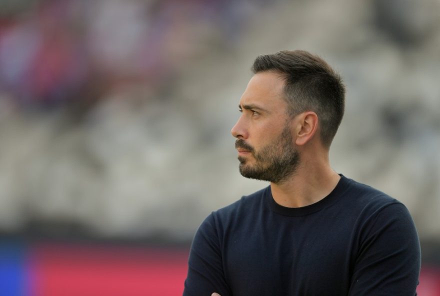 botafogo-corre-para-fechar-elenco-ate-o-natal3A-diretoria-e-comissao-tecnica-se-reunem-diariamente-para-negociacoes-em-busca-de-reforcos-para-2026 RJ - RIO DE JANEIRO - 07/12/2025 - BRASILEIRO A 2025, BOTAFOGO X FORTALEZA - Davide Ancelotti tecnico do Botafogo durante partida contra o Fortaleza no estadio Engenhao pelo campeonato Brasileiro A 2025. Foto: Thiago Ribeiro/AGIF