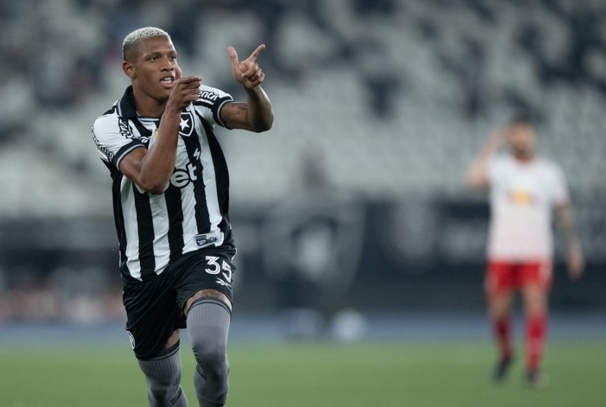 RJ - RIO DE JANEIRO - 30/08/2025 - BRASILEIRO A 2025, BOTAFOGO X BRAGANTINO - Danilo jogador do Botafogo comemora seu gol durante partida contra o Bragantino no estadio Engenhao pelo campeonato Brasileiro A 2025. Foto: Jorge Rodrigues/AGIF