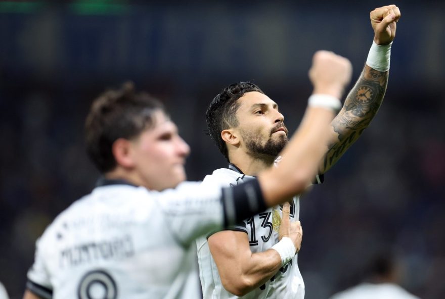 botafogo-empata-no-fim-com-penalti-de-alex-telles-e-segue-na-briga-pelo-g-5