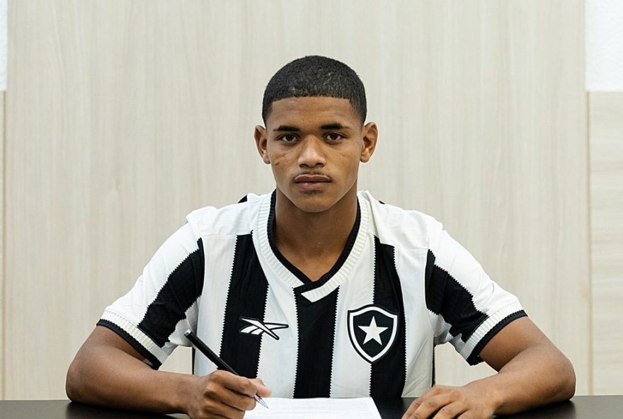 botafogo-encaminha-emprestimo-de-huguinho-para-clube-belga-de-textor3A-saiba-mais