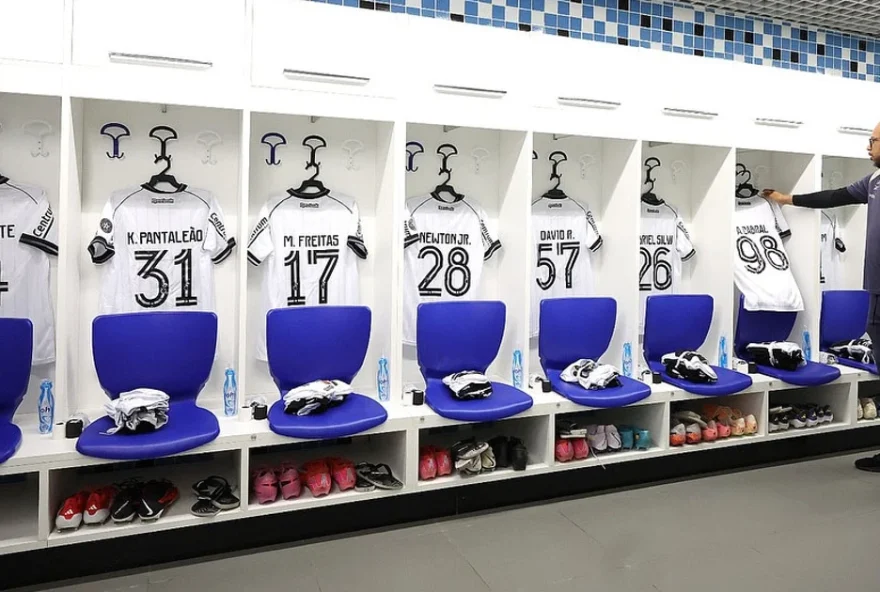 botafogo-enfrenta-o-gremio-com-muitos-desfalques-na-estreia-da-nova-camisa-branca
