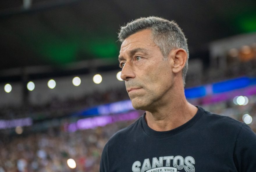 RJ - RIO DE JANEIRO - 13/04/2025 - BRASILEIRO A 2025, FLUMINENSE X SANTOS - Pedro Caixinha tecnico do Santos durante partida contra o Fluminense no estadio Maracana pelo campeonato Brasileiro A 2025. Foto: Thiago Ribeiro/AGIF